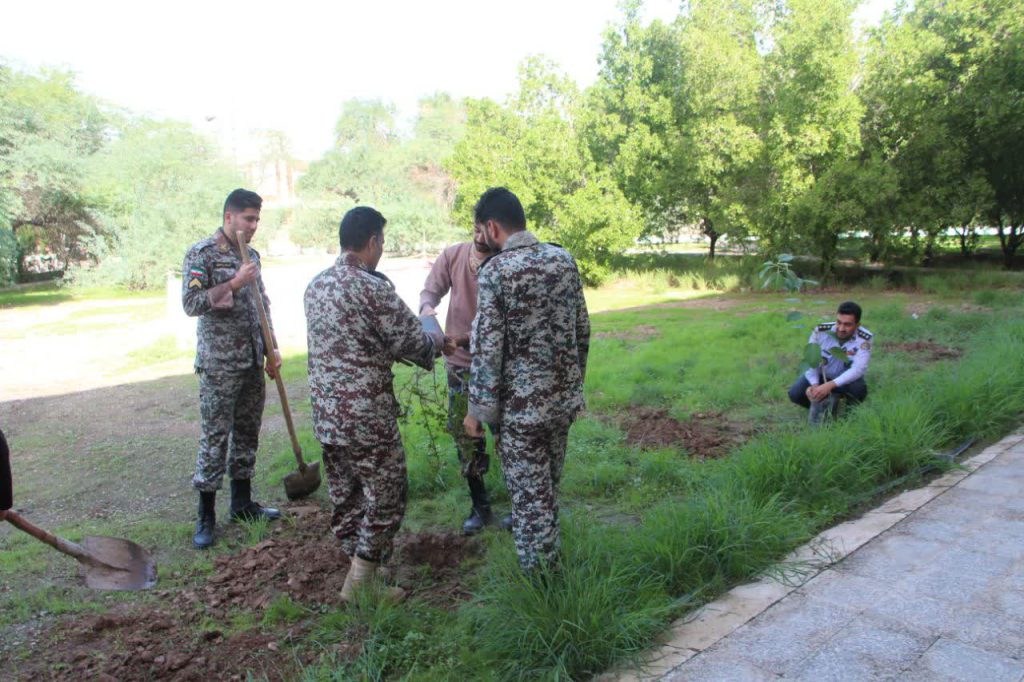 اقدام به نهالکاری سربازان پادگان پدافند هوایی شهید جودکی اهواز با مشارکت انجمن دیده بان جلگه سبز خوزستان و حمایت شهرداری اهواز